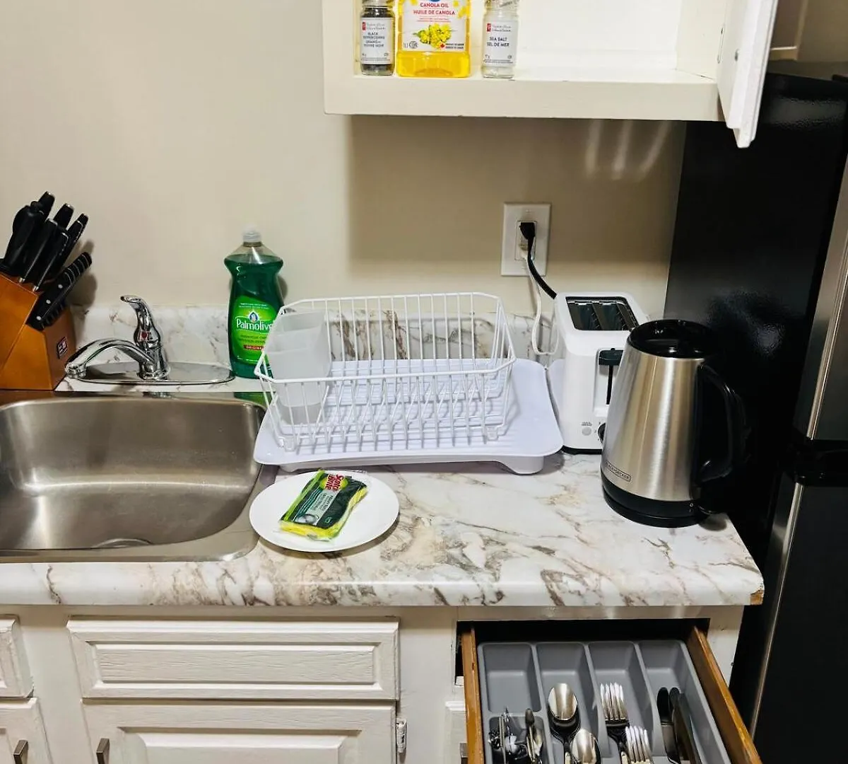 Upper Floor 1 Bedroom Suite With Parking Calgary Canada