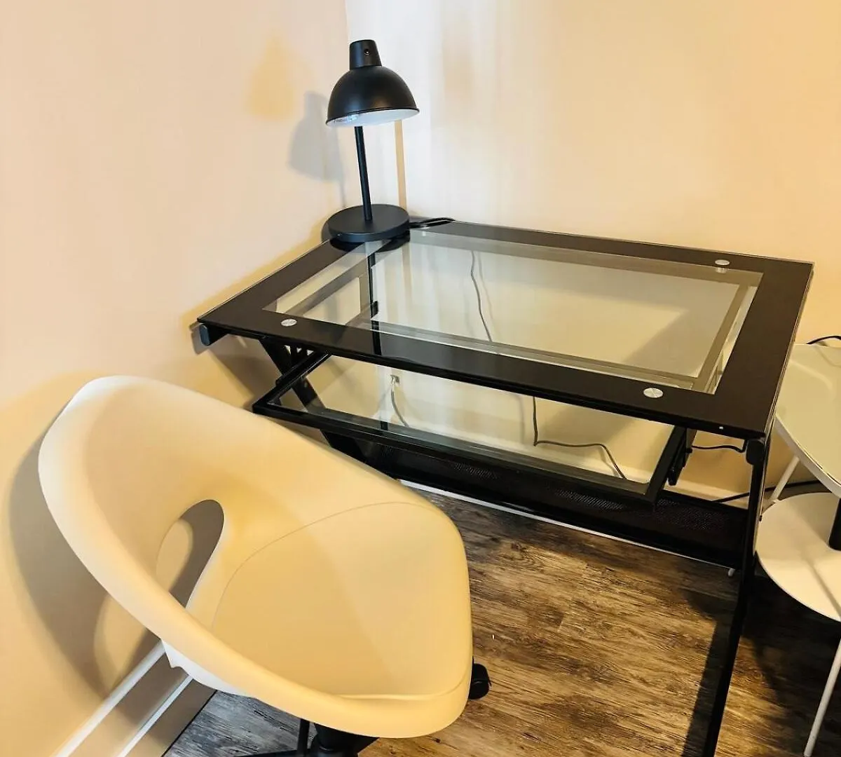 Upper Floor 1 Bedroom Suite With Parking Calgary 0*,