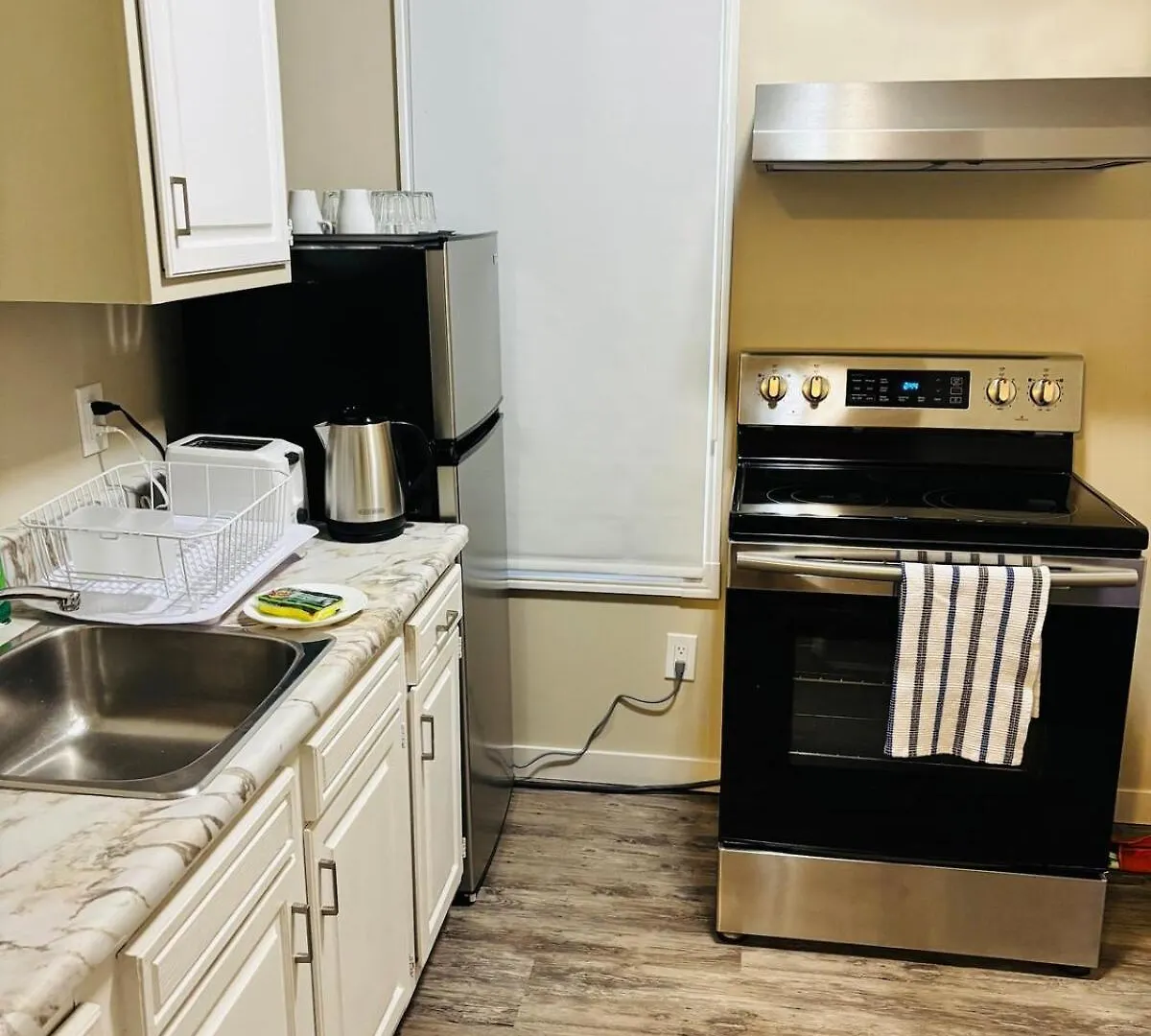 Upper Floor 1 Bedroom Suite With Parking Calgary 0*,  Canada