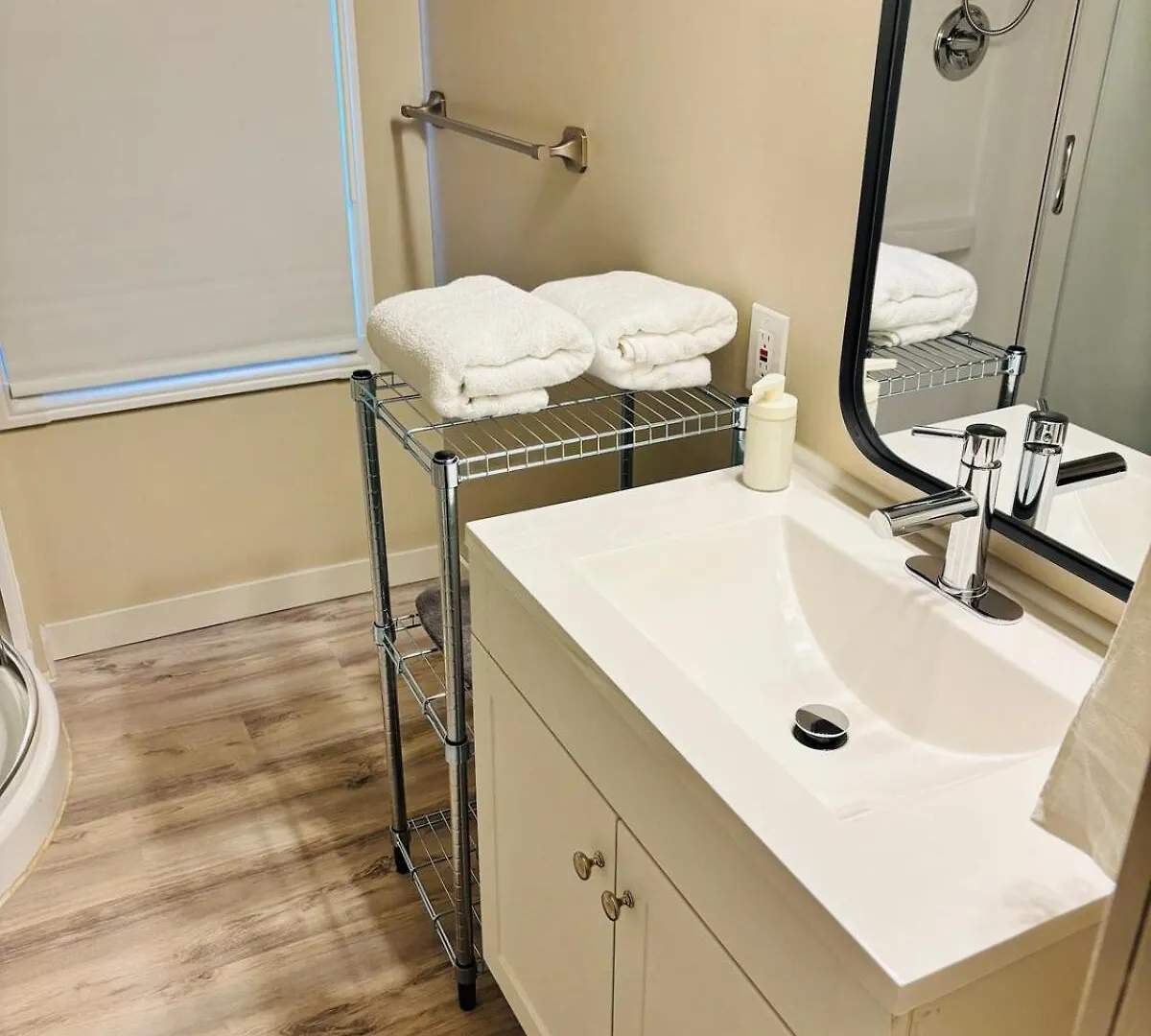 Upper Floor 1 Bedroom Suite With Parking Calgary Apartment