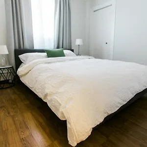 Cozy 2-bedroom Near Downtown, With Laundry, Parking, Balcony Apartment