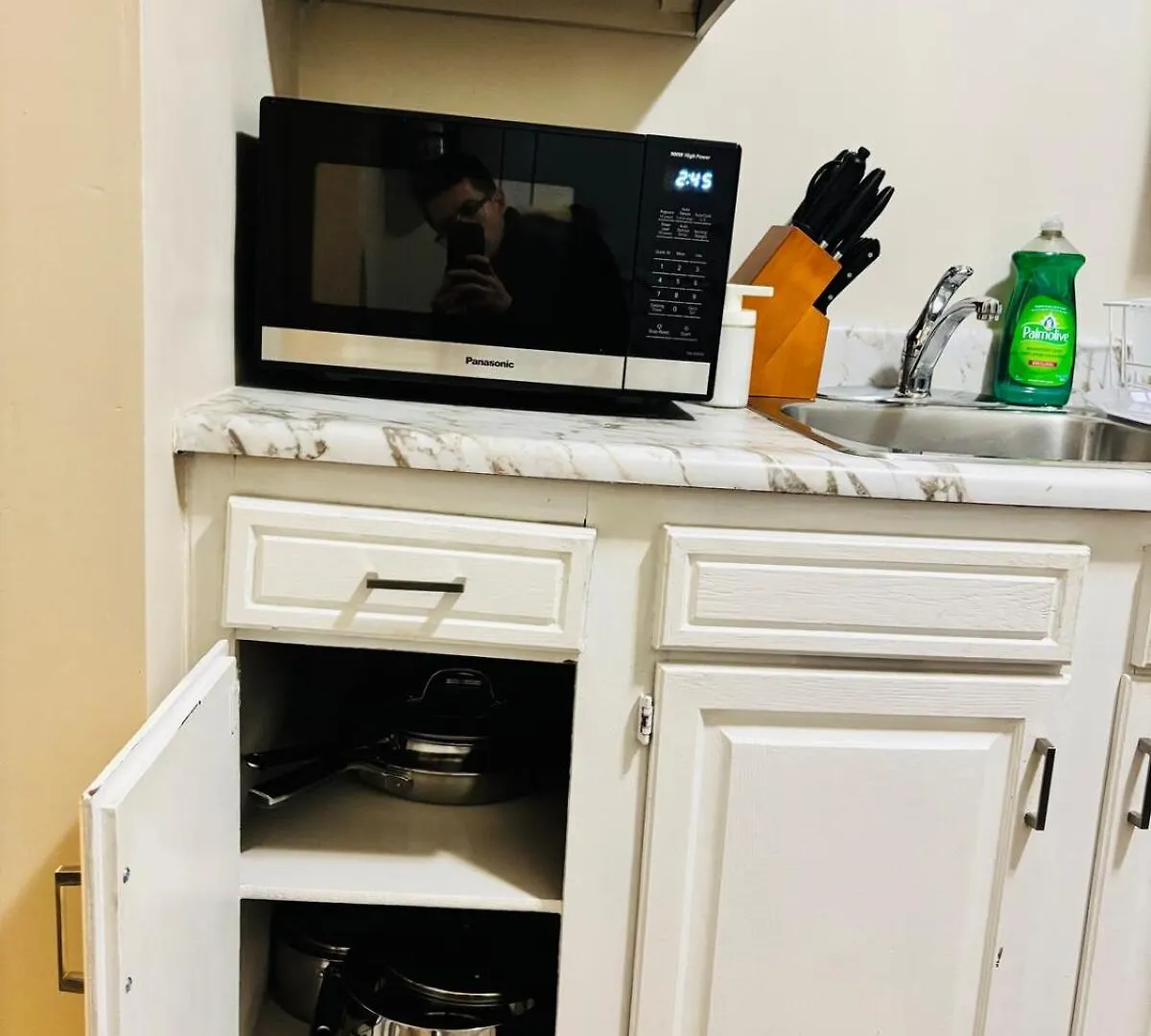 Upper Floor 1 Bedroom Suite With Parking Calgary Apartment